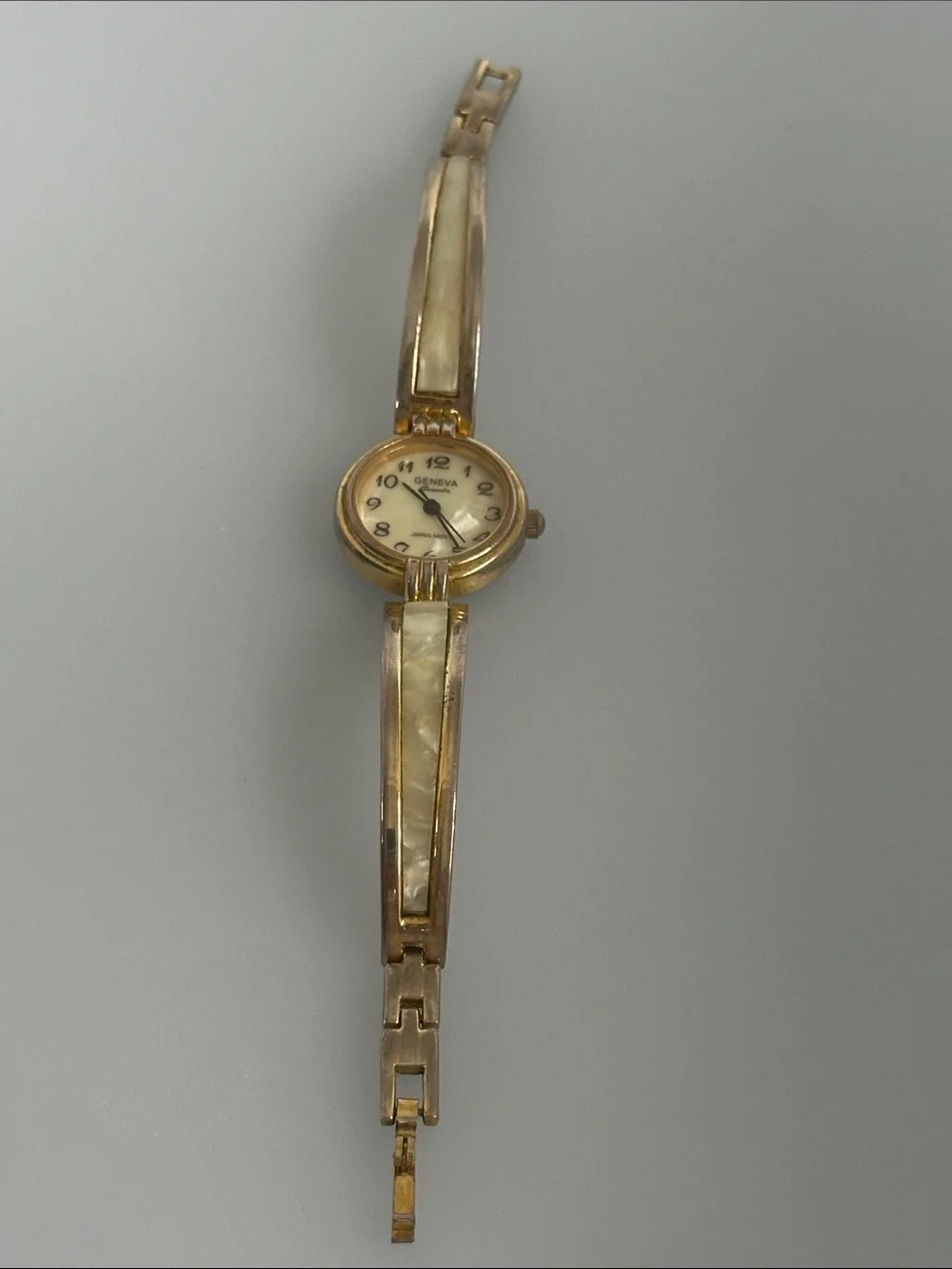 Geneva Two-Tone Gold and Silver Round Dial Bracelet Watch Vintage Geneva Gold Silver Two-Tone Quartz Women main image 3
